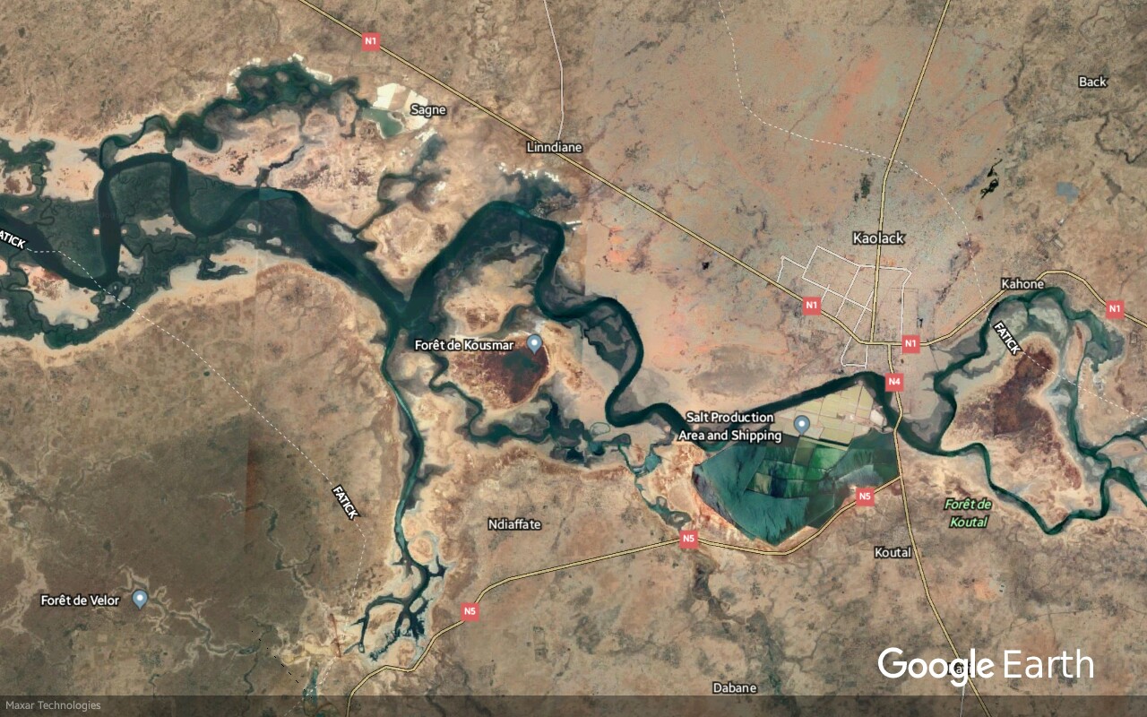 Carte Google situant Kaolack et sa zone de production et d'exportation du sel, et Ndiaffate avec son ile Kousmar circonscrite par un bras du Saloum.